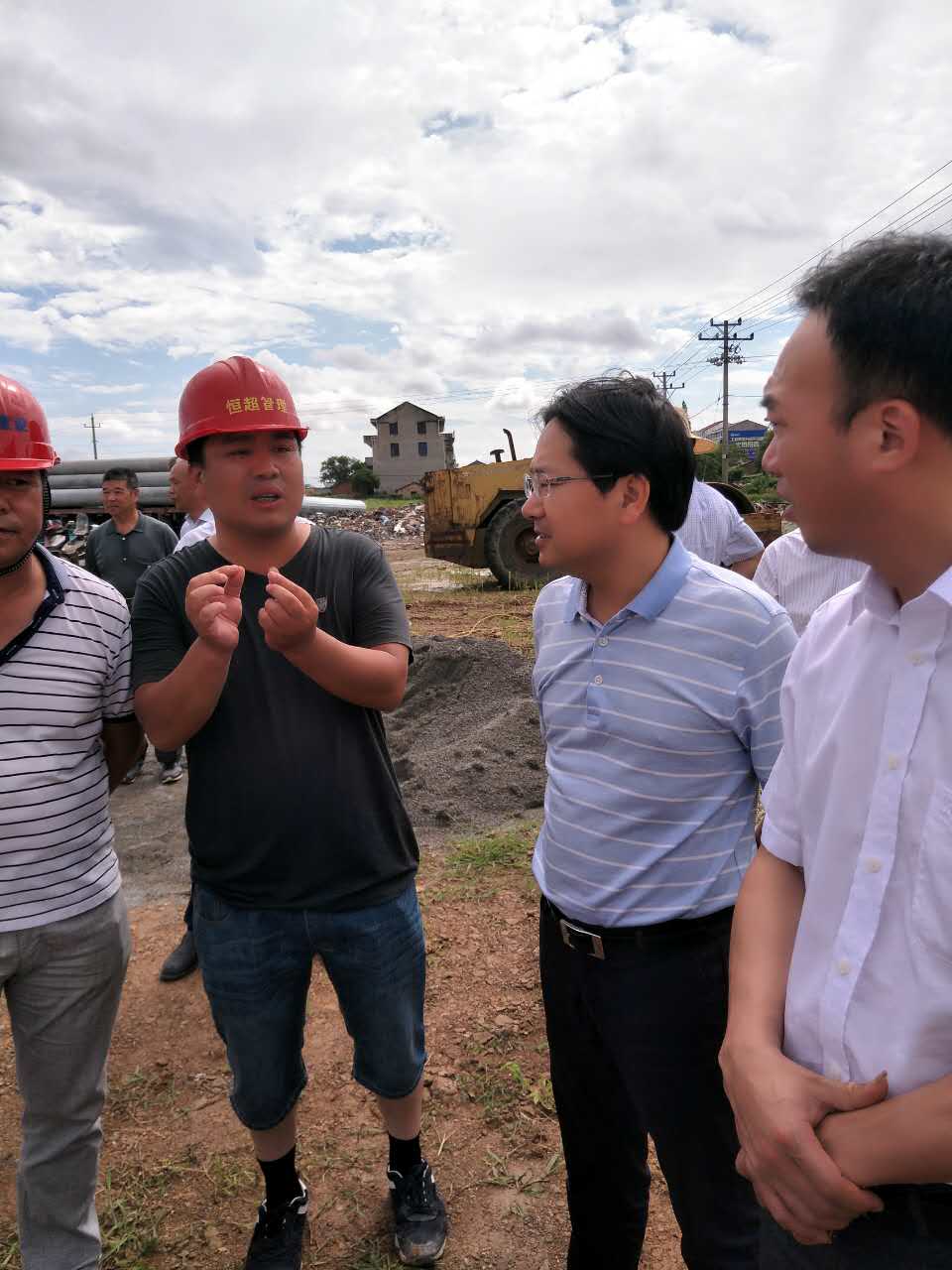 项目负责人与江金永副市长交谈