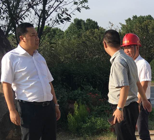 周恒超董事长与徐仁标市长、李昌明常务副市长交谈